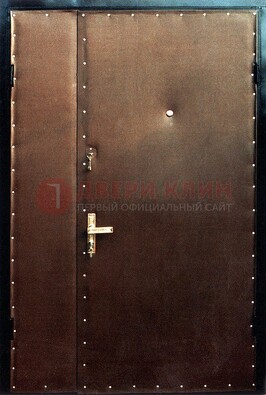 Коричневая тамбурная дверь с оформлением ДТМ-40 в Рязани