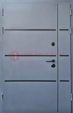 Серая металлическая тамбурная дверь с молдингами ДТМ-42 в Рязани