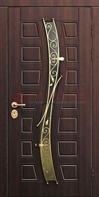 Уличная темная филенчатая дверь с виноритом и ковкой ДВТ-142 в Рязани
