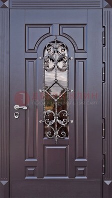 Темная уличная дверь с виноритом и стеклом с ковкой ДВТ-164 в Рязани