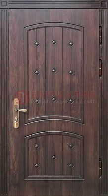 Коричневая уличная дверь с виноритом для дома ДВТ-235 в Рязани
