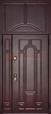 Коричневая железная дверь с виноритом и верхней фрамугой ДВТ-243 в Рязани