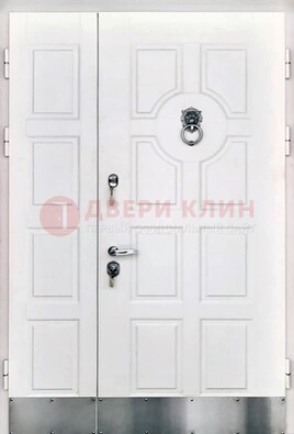 Белая входная дверь с виноритом ДВТ-246 в Рязани