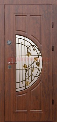 Стальная коричневая дверь с виноритом и ковкой ДВТ-82 в Рязани