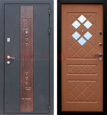 Серая входная дверь с зеркальными квадратиками внутри ДЗ-79 в Пскове