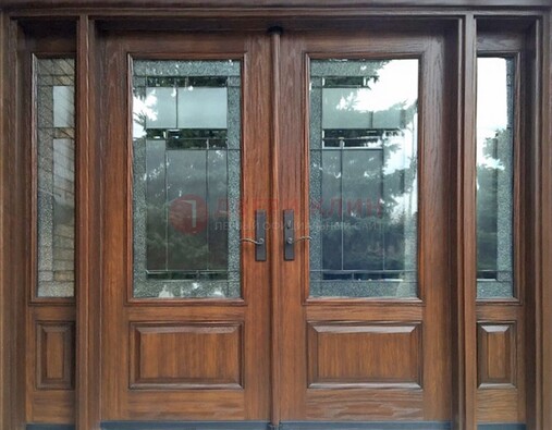 Распашная стальная дверь с массивом с витражом и фрамугами ВЖ-21 в Рязани