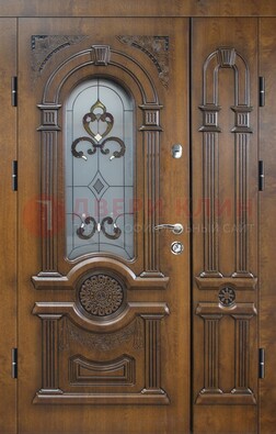 Коричневая двухстворчатая железная дверь с МДФ и витражом ВЖ-32 в Рязани