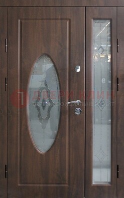 Коричневая двухстворчатая железная дверь с МДФ и витражом ВЖ-33 в Рязани